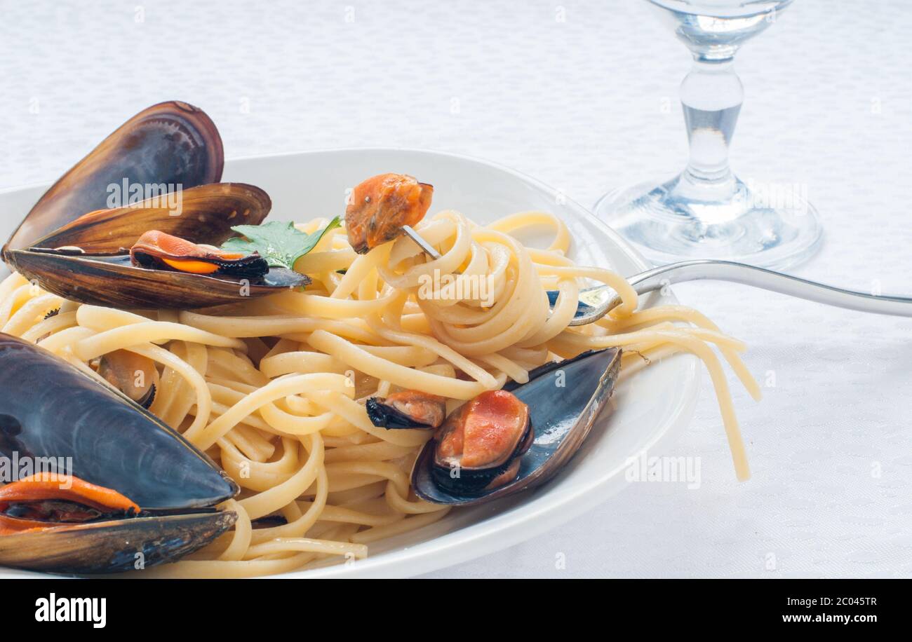 Gli spaghetti con le cozze pomodoro e prezzemolo Foto Stock
