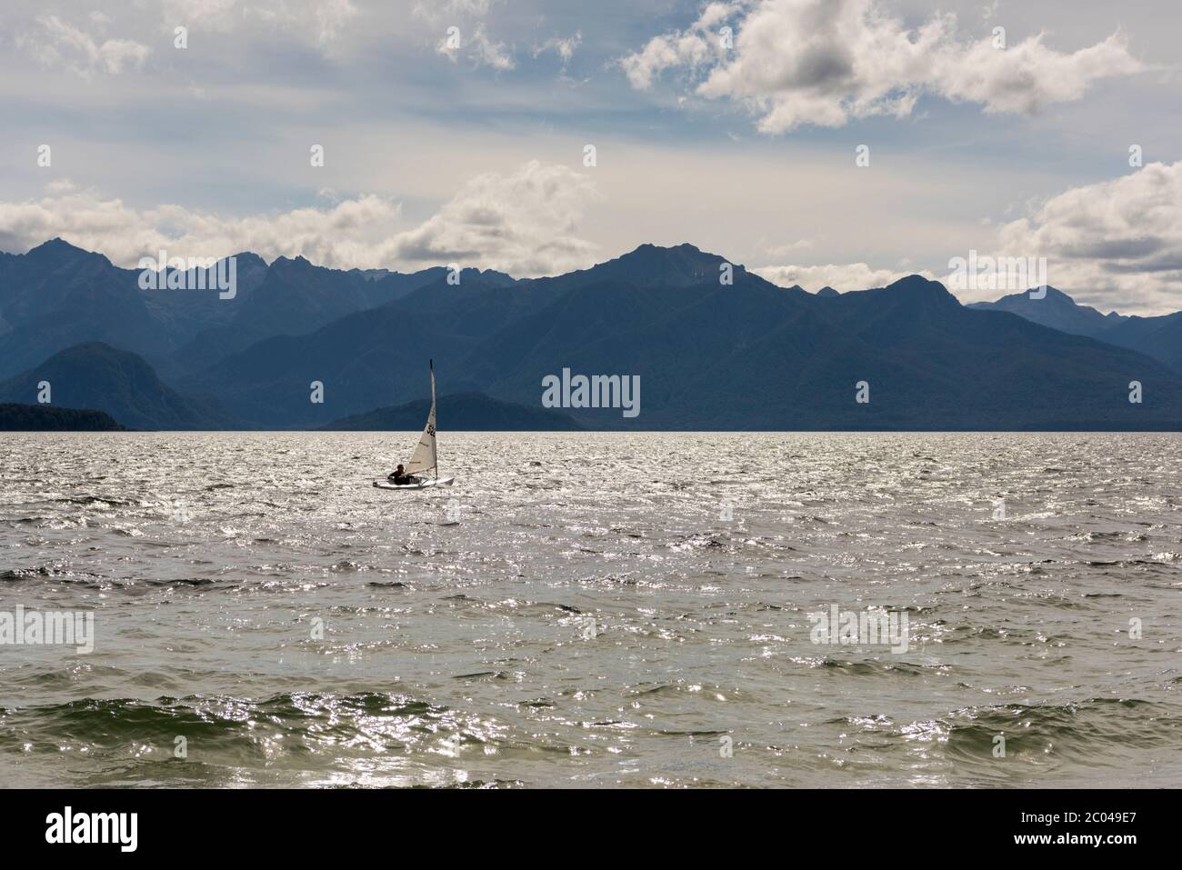 Un piccolo gommone a vela sul Lago Manapouri Nuova Zelanda Foto Stock
