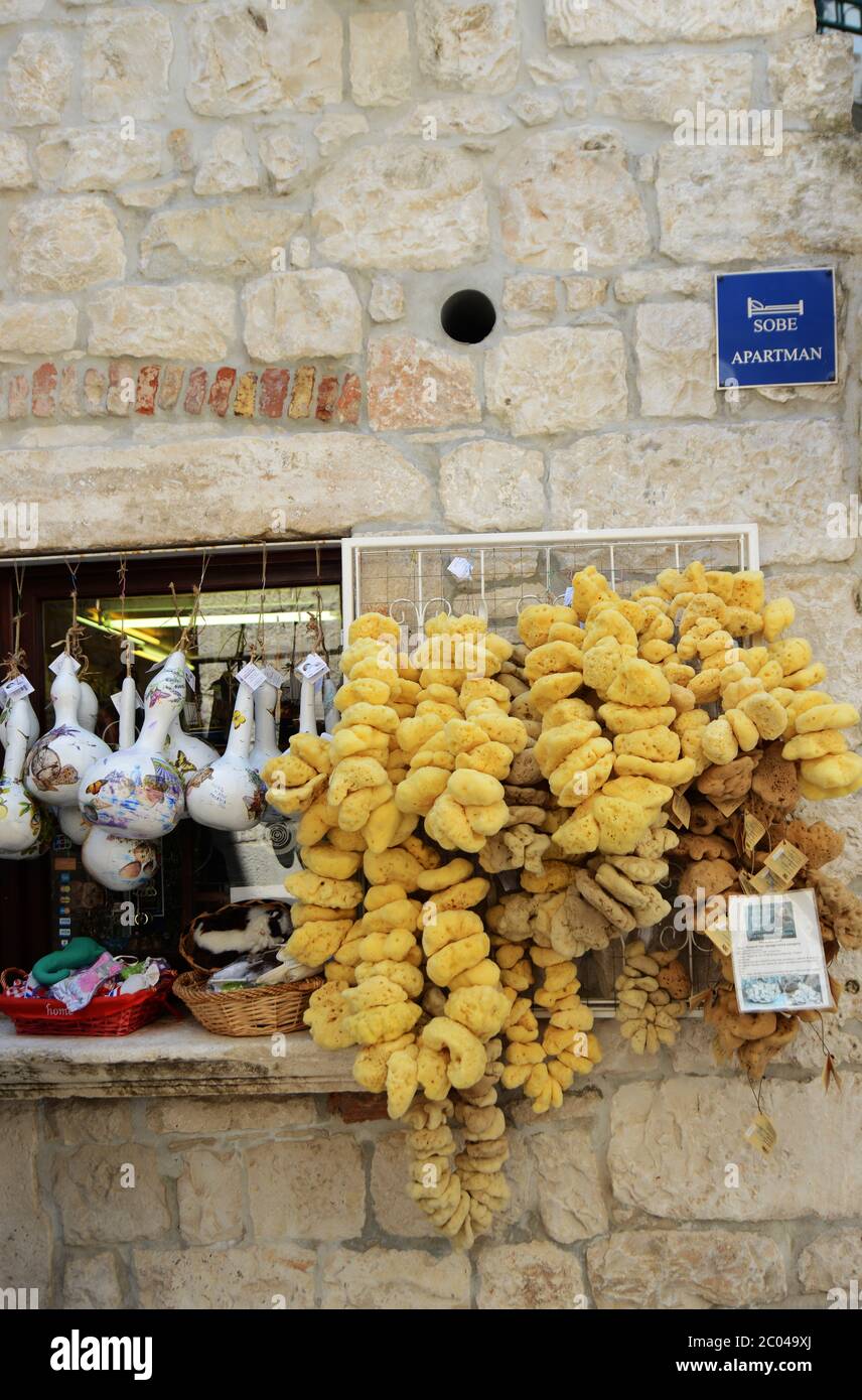 Spugne di loofah vendute in un mercato di souvenir a Trogir, Croazia. Foto Stock