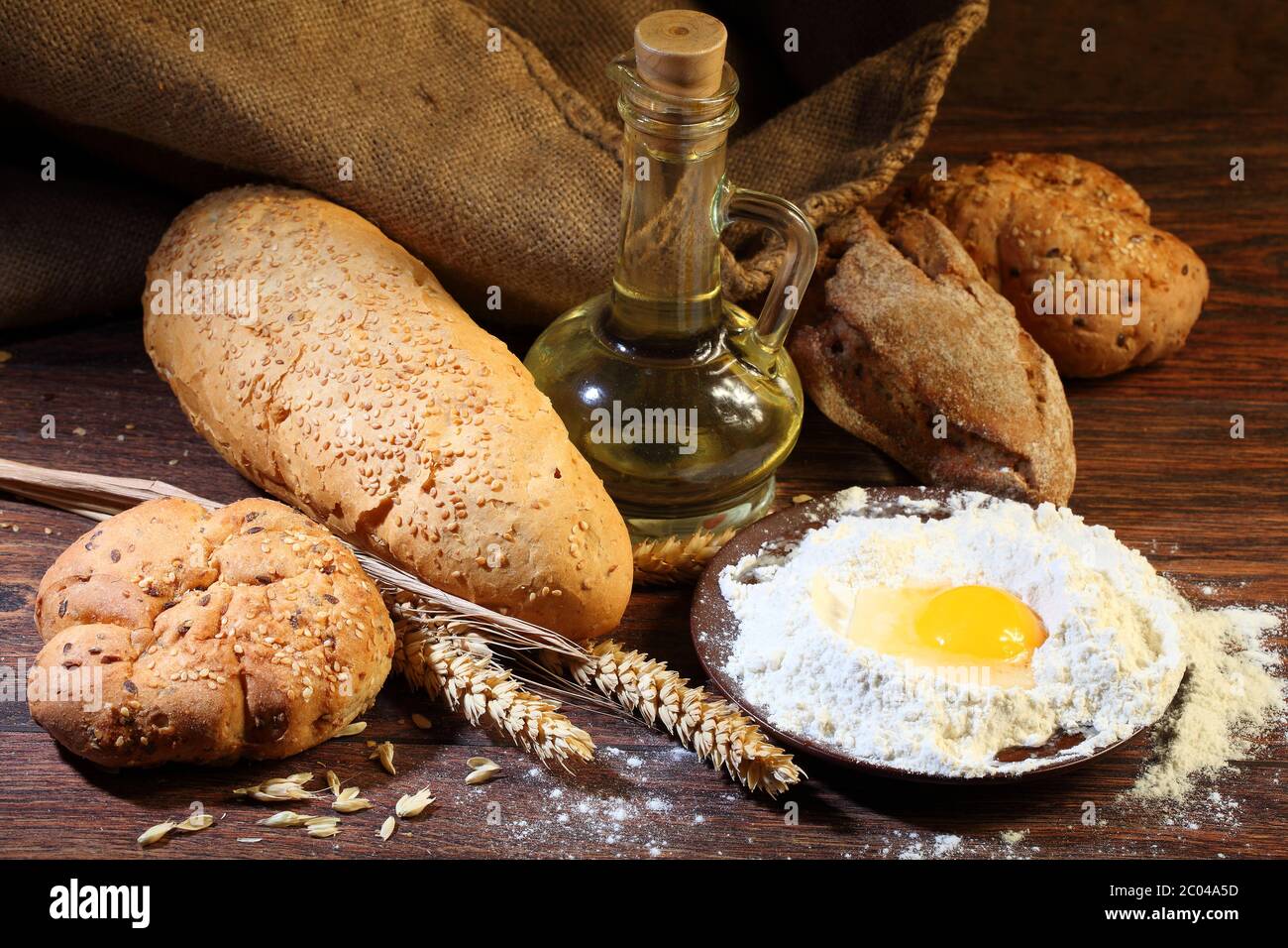 Preparazione del test per una partita di pane fatta in casa, una farina, un uovo, un sale, un olio Foto Stock