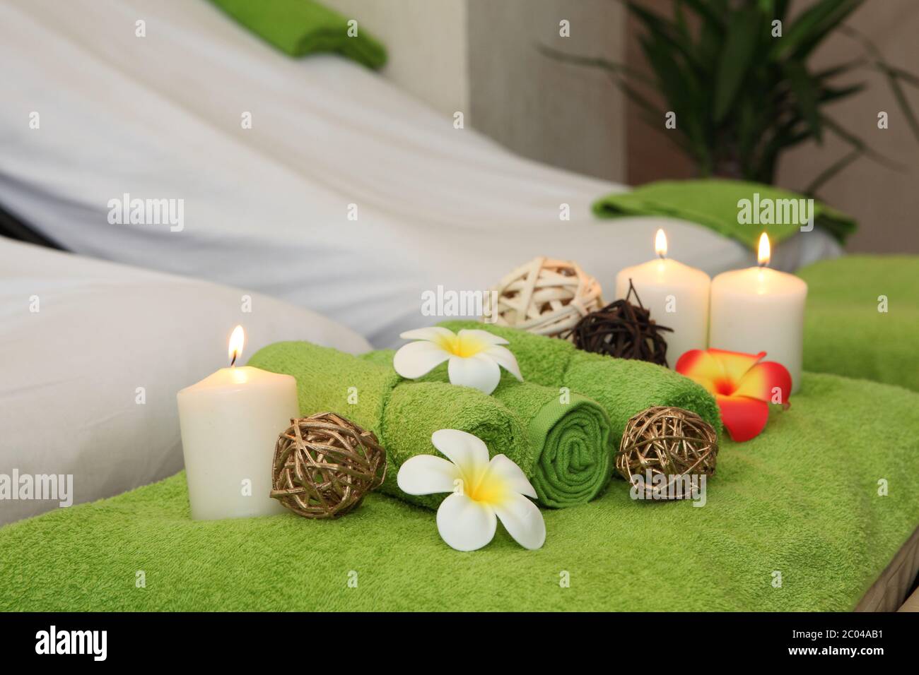 Asciugamani, candele e fiori profumati per il centro benessere - salone Foto Stock
