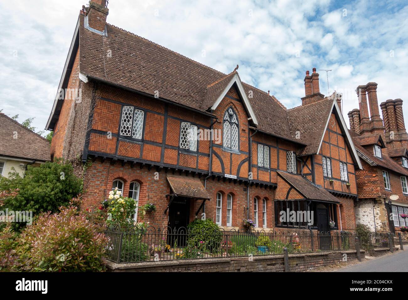 Lo splendido Weston Dene, un cottage vittoriano a graticcio con mattoni infill, Albury, Surrey, Inghilterra, Regno Unito. Foto Stock