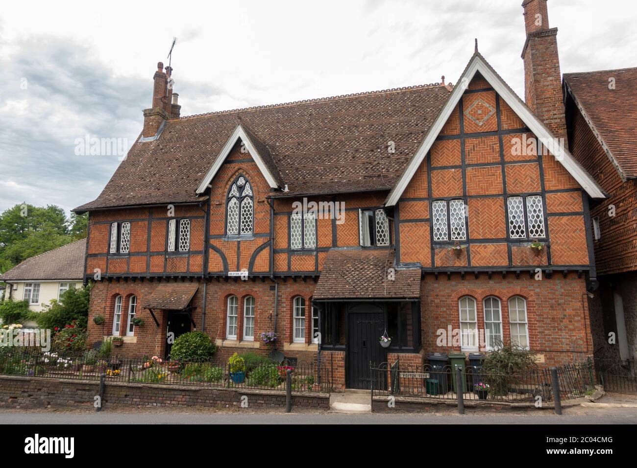 Lo splendido Weston Dene, un cottage vittoriano a graticcio con mattoni infill, Albury, Surrey, Inghilterra, Regno Unito. Foto Stock