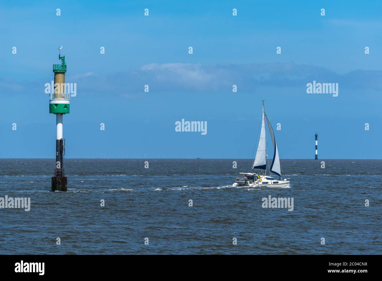 Yacht sul Mare del Nord che naviga fino all'estuario del fiume Elba, al largo di Cuxhaven sulla terraferma, bassa Sassonia, Germania del Nord Foto Stock