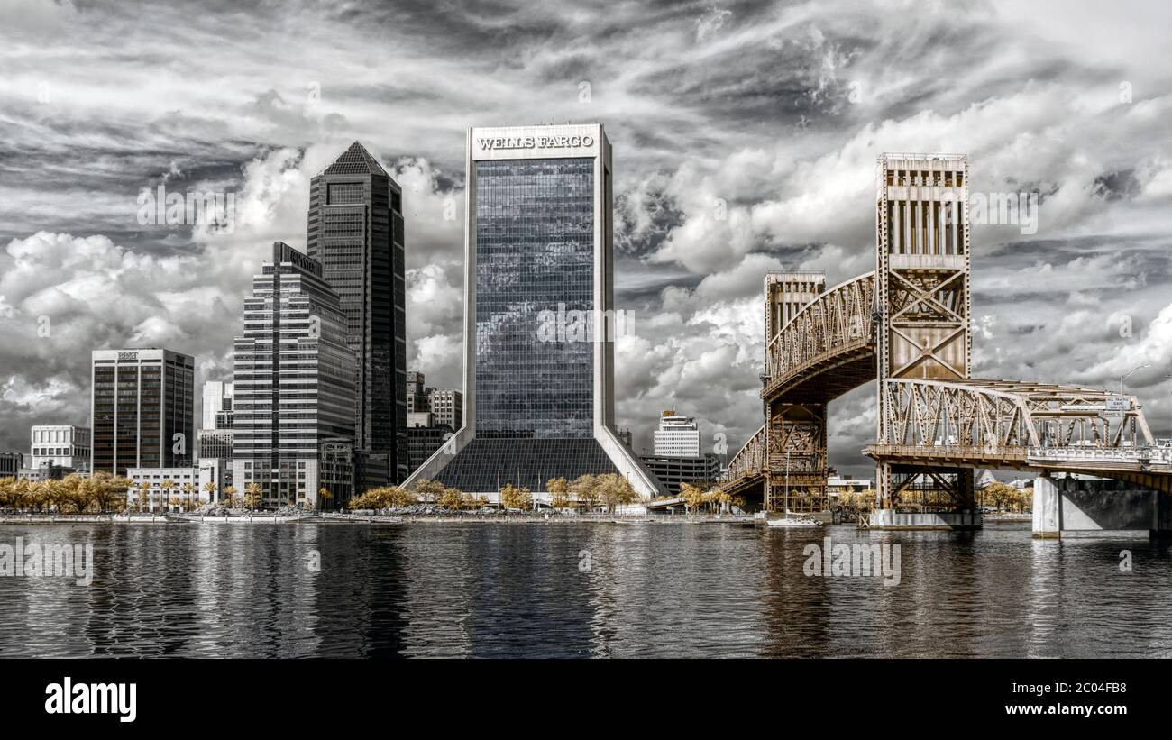 Downtown Jacksonville Florida fotografato a infrarossi da Friendship Park accanto alla Fontana dell'amicizia con John T. Alloop Jr. Bridge e Wells Fargo Foto Stock