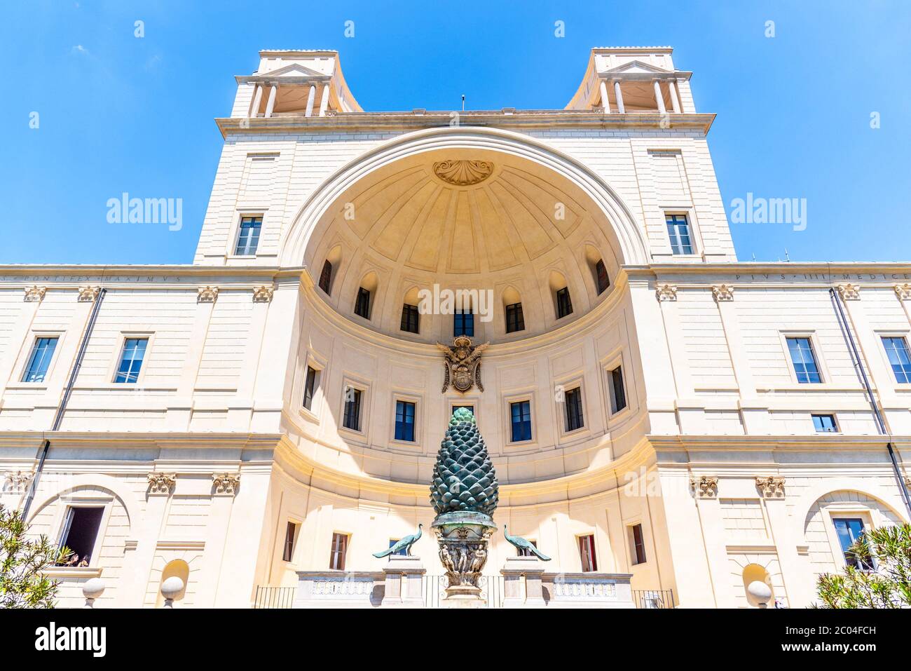 Cono di Pino di bronzo, italiano: Fontana della Pigna, nel cortile della Pigna dei Musei Vaticani, Città del Vaticano. Foto Stock