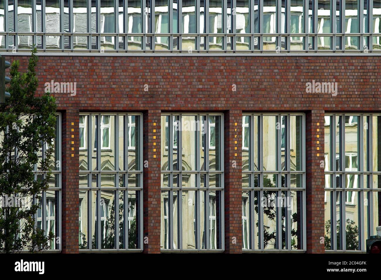 Amburgo, Germania, frammento della facciata di un edificio moderno. Deutschland, Fragment der Fassade eines modernen Gebäudes. , Niemcy, frammento elewacji Foto Stock