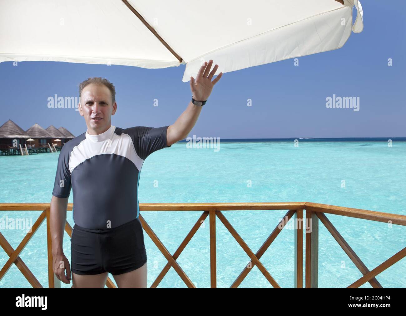 L'uomo sportivo in un vestito per fare snorkeling Foto Stock