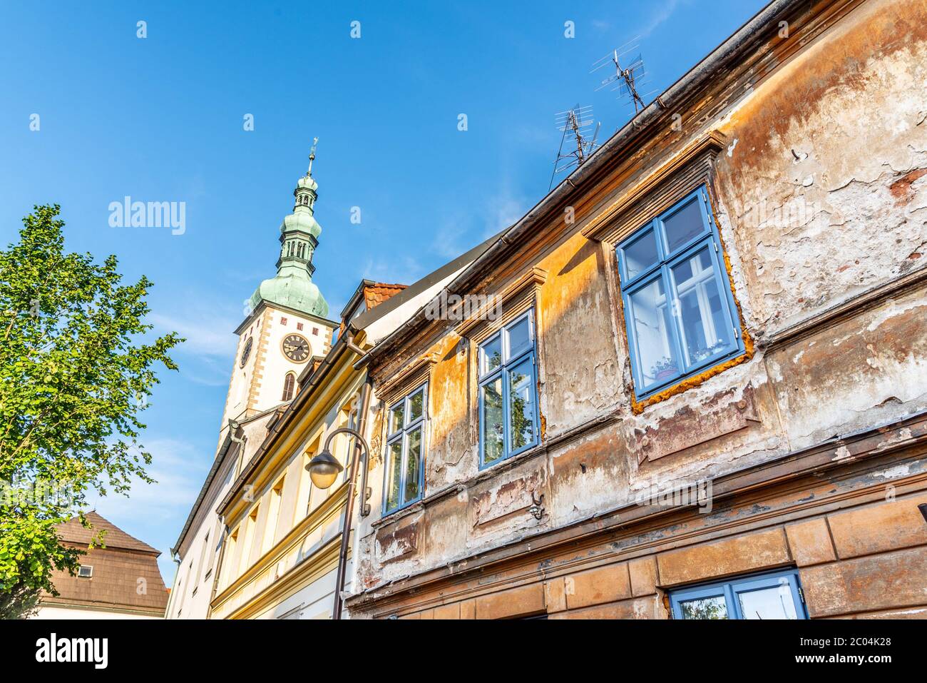 Case della città vecchia e il campanile della Chiesa dei Deans dei Signori conversione sul Monte, Tabor, Repubblica Ceca. Foto Stock