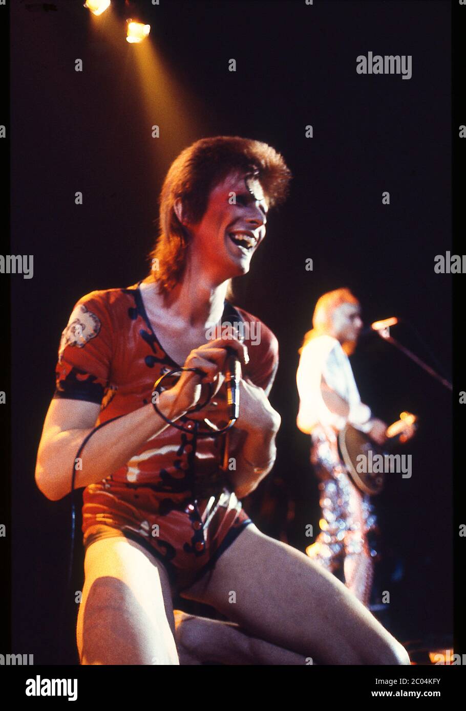 David Bowie è Ziggy Stardust in concerto presso la Earl's Court Exhibition Hall, Londra, 12 maggio 1973 Foto Stock