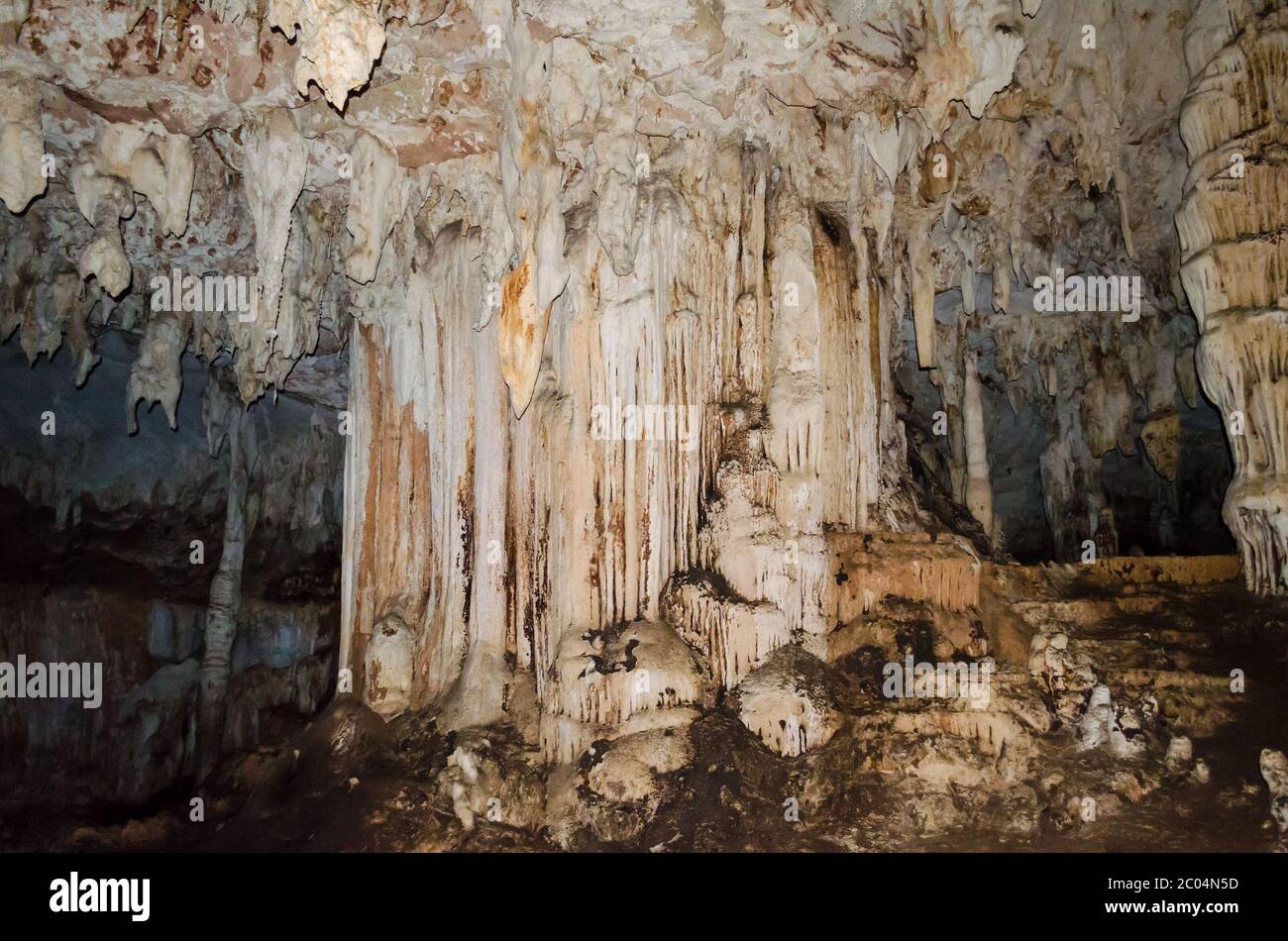 Stalattite e stalagmite nella grotta di Tham Lod Foto Stock