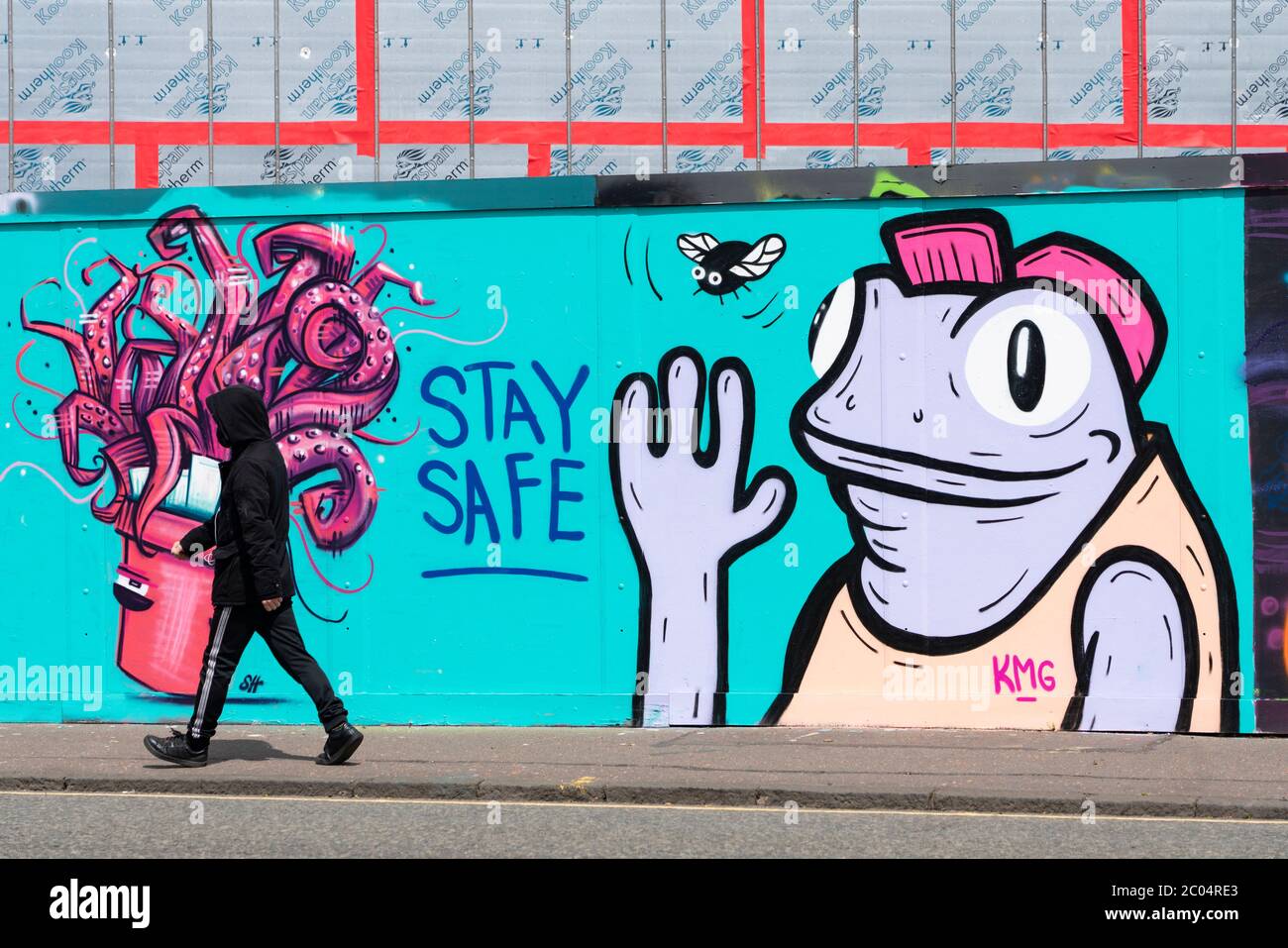 Edimburgo, Scozia, Regno Unito. 11 giugno 2020. Graffiti a tema coronavirus sono comparsi su una strada a Edimburgo. Iain Masterton/Alamy Live News Foto Stock