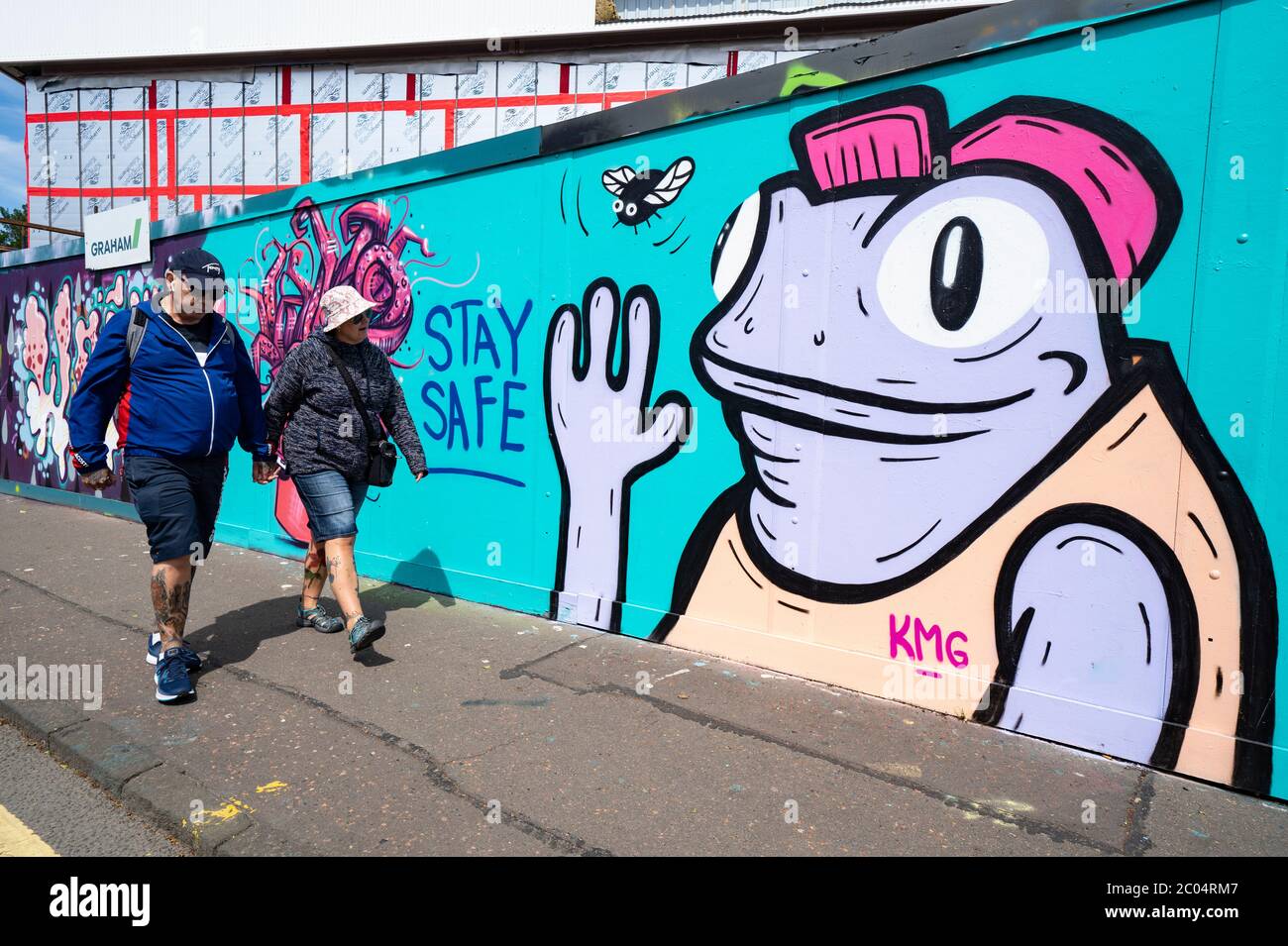 Edimburgo, Scozia, Regno Unito. 11 giugno 2020. Graffiti a tema coronavirus sono comparsi su una strada a Edimburgo. Iain Masterton/Alamy Live News Foto Stock