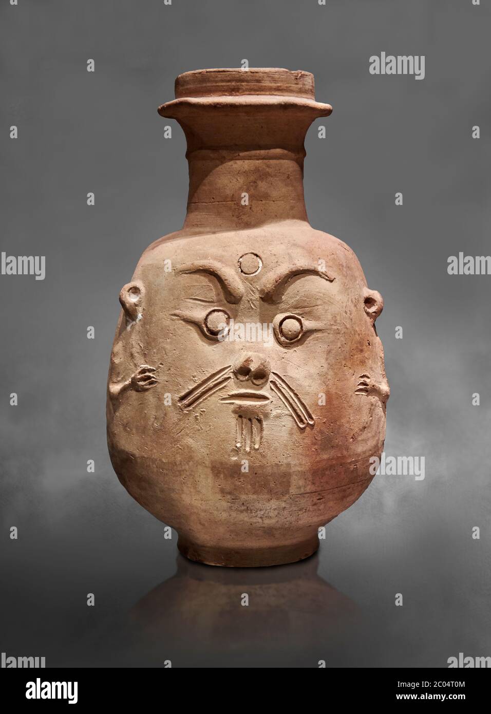 Antico dio egiziano Bes jar, tardo periodo, V secolo a.C. Museo Egizio, Torino. Collezione Drovetti Cat 2553. Sfondo grigio; Foto Stock