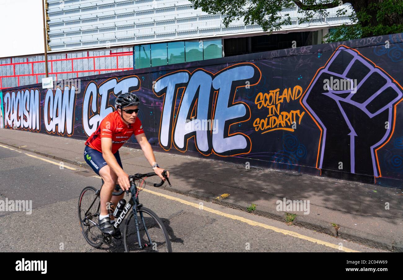 Edimburgo, Scozia, Regno Unito. 11 giugno 2020. Graffiti anti-razzismo sono comparsi in una strada di Edimburgo. Iain Masterton/Alamy Live News Foto Stock