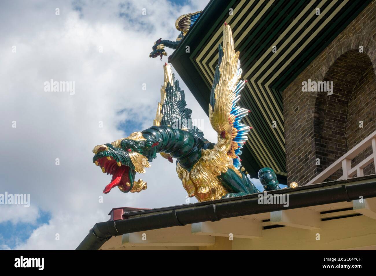 Scultura del drago sulla Grande Pagoda, progettata da Sir William Chambers nei Royal Botanic Gardens, Kew, Richmond upon Thames, Inghilterra, Regno Unito. Foto Stock