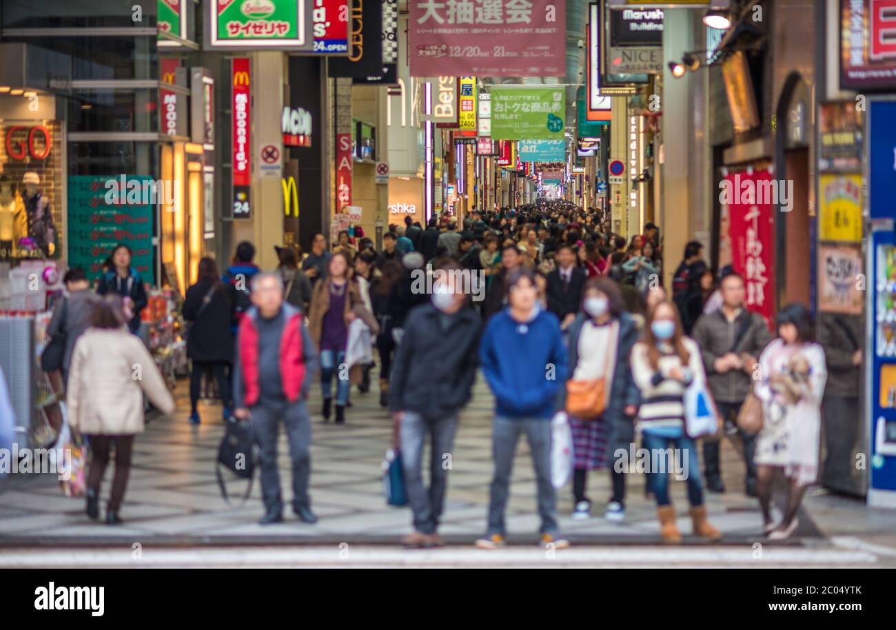 Shinsaibashi affollata strada commerciale di Osaka in Giappone Foto Stock