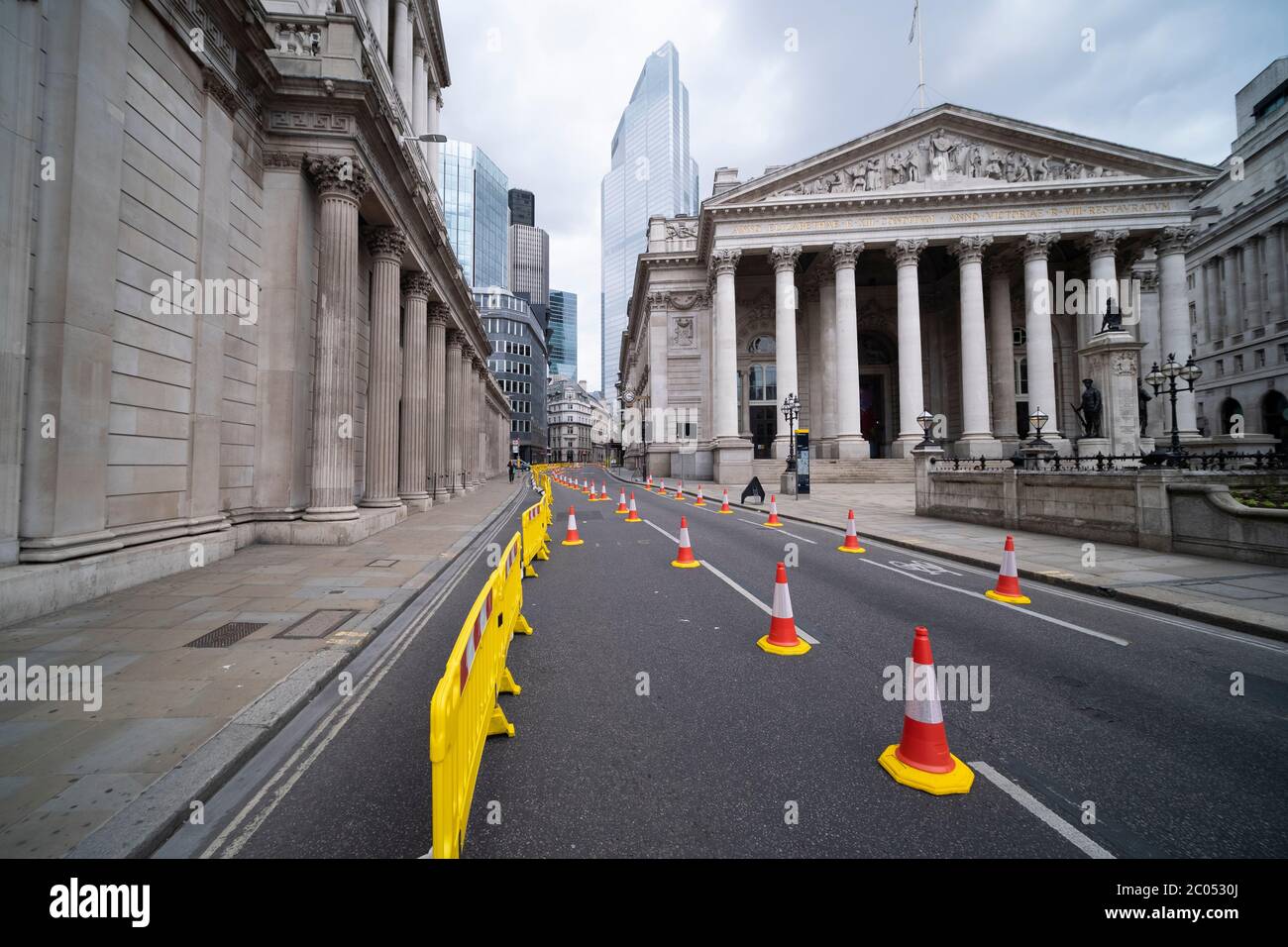 LONDRA - GIUGNO 2020: City of London Street con coni ha messo in campo la distanza sociale per affrontare il Coronavirus Foto Stock