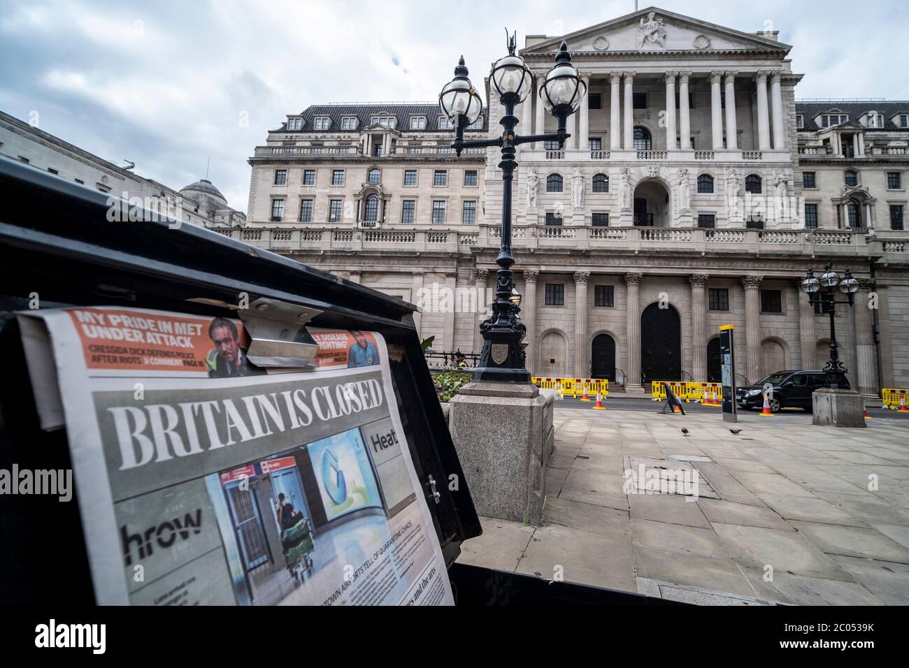 Londra - Giugno 2020: Banca d'Inghilterra con il titolo del giornale 'la Gran Bretagna è chiusa' che fa riferimento al Coronavirus Foto Stock