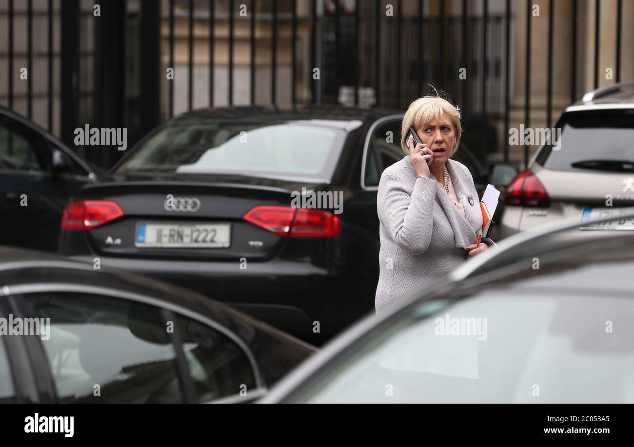 Ministro per le imprese Heather Humphreys a Leinster House a Dublino. L'inviato speciale DAVID Nabarro ha detto che è Òreally necessaryÓ per le persone che lavorano in stretta vicinanza con altri indossare rivestimenti per il viso. Foto Stock