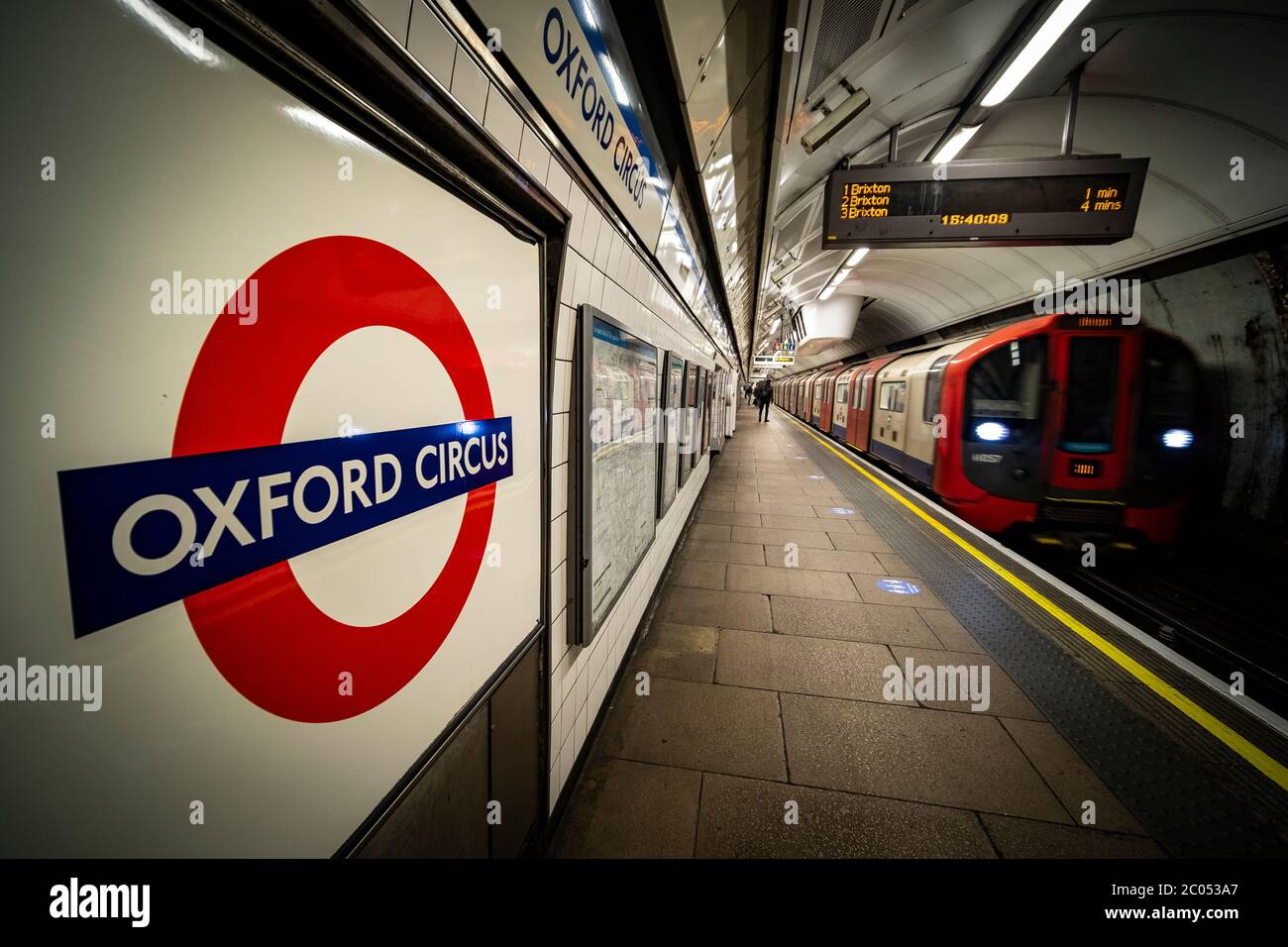 Piattaforma della stazione della metropolitana Oxford Circus London Foto Stock
