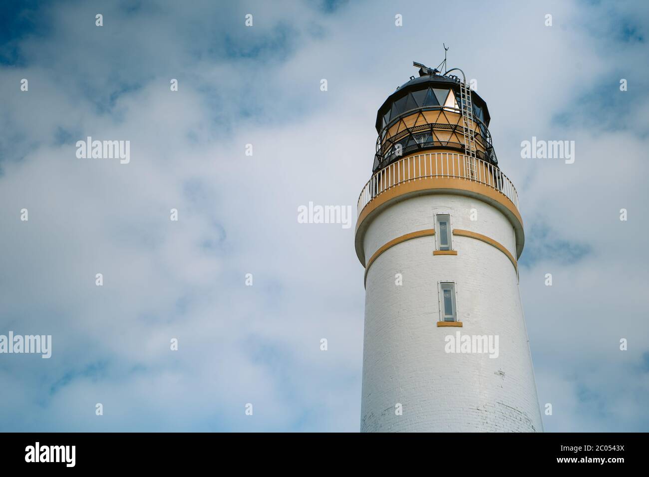 Splendida vista della costa del faro della Scozia come il sole impostazione con la marea venire. Faro di Scurdie Ness, Ferryden, Montrose, Scozia Foto Stock