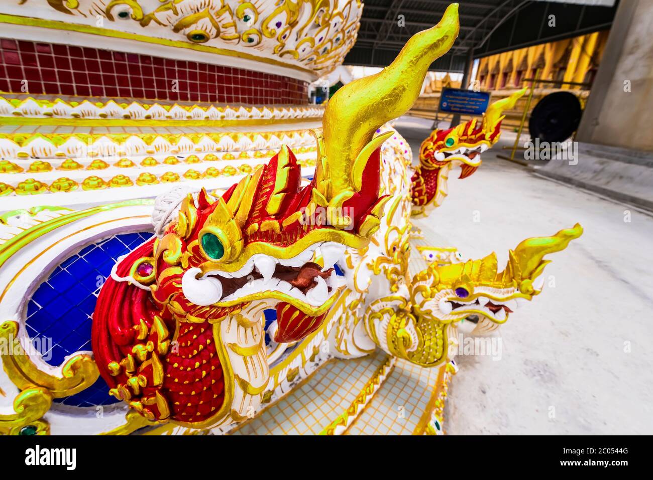 Naga statues. Stucco decorativo in stile tailandese tradizionale nel tempio, Thailandia Foto Stock