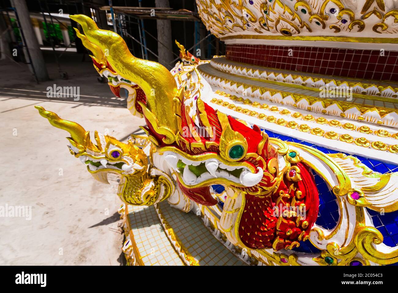 Naga statues. Stucco decorativo in stile tailandese tradizionale nel tempio, Thailandia Foto Stock