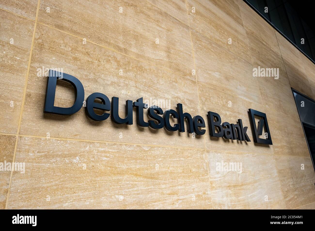 LONDRA - GIUGNO 2020: Deutsche Bank nella città di Londra, un grande fornitore di servizi finanziari globali tedeschi Foto Stock