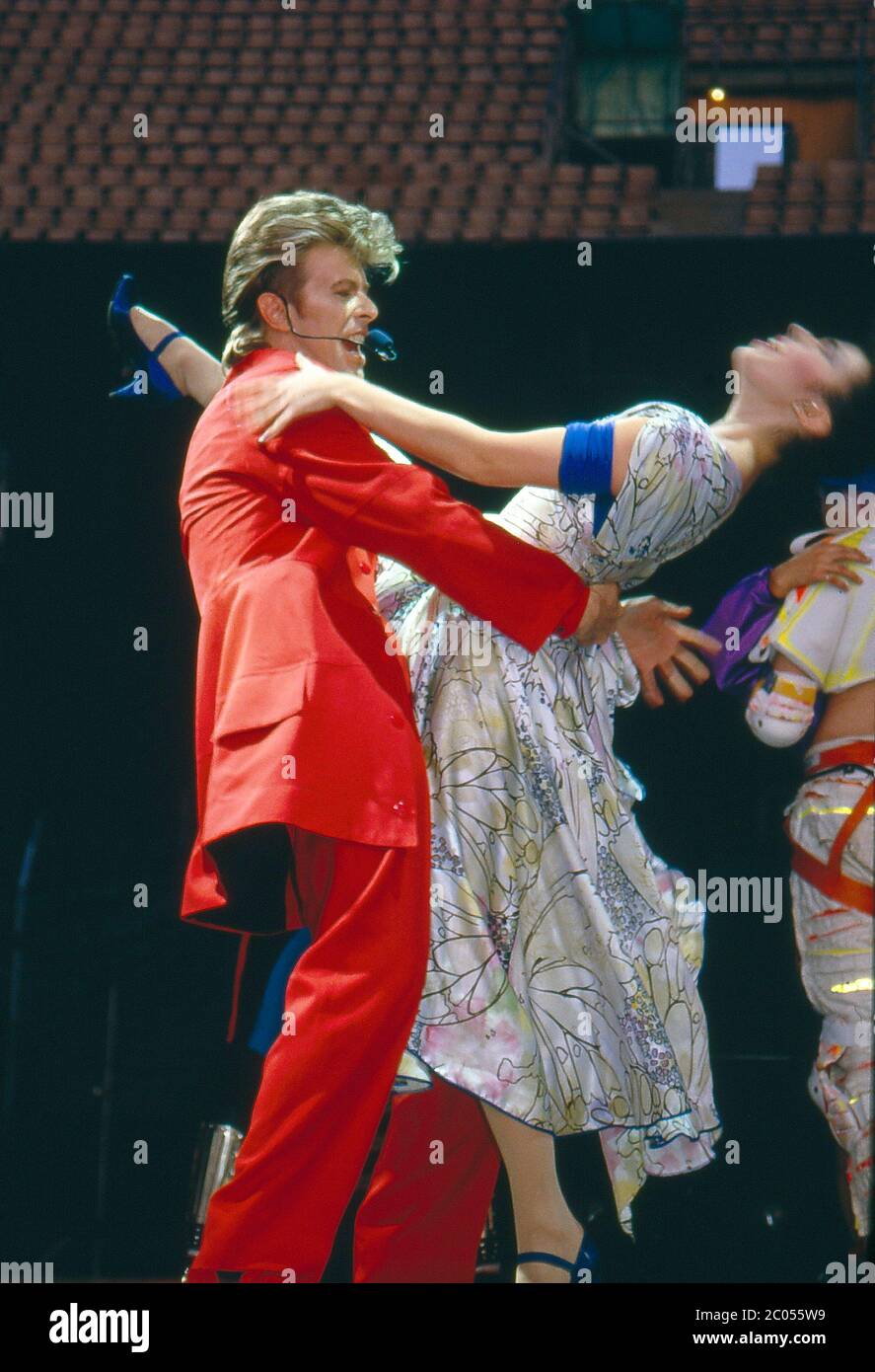 David Bowie in concerto con la ballerina Melissa Hurley durante il suo tour Glass Spider allo Stadio Feyenoor di Rotterdam, Olanda 31.05.1987. Foto Stock