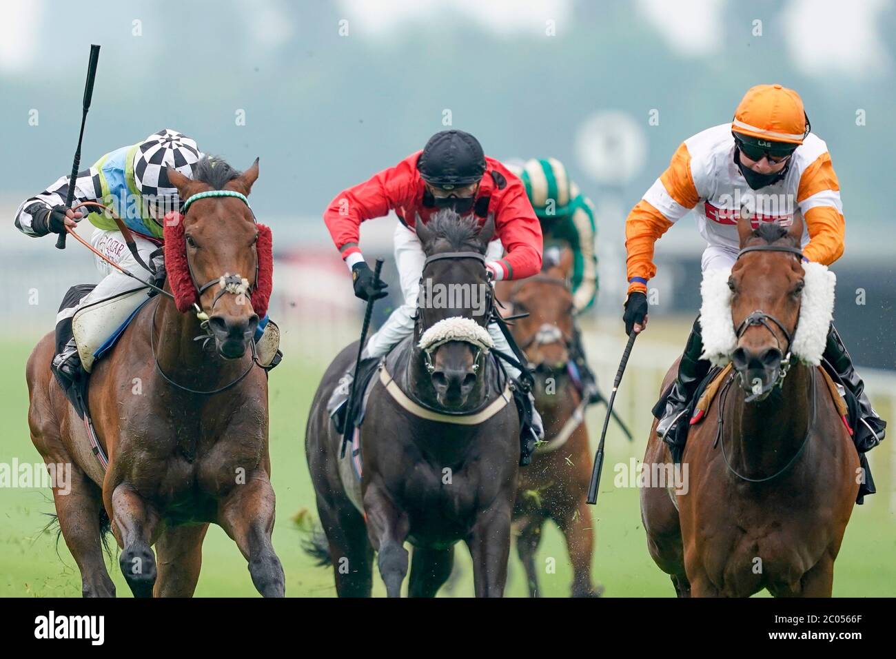 Global Hope and jockey Oisin Murphy (a sinistra) vince la IT's Not Rocket Science con MansionBet handicap all'ippodromo di Newbury. Foto Stock