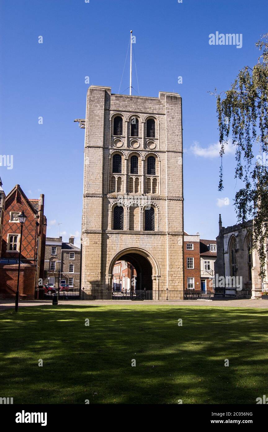 La torre normanna simbolo in Bury St Edmunds, Suffolk. Costruito nel 12 ° secolo come porta d'ingresso all'Abbazia e un campanile. Foto Stock