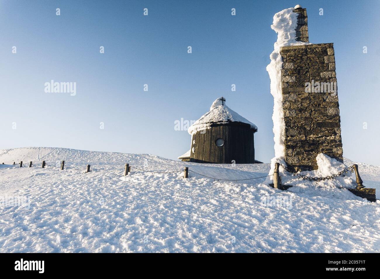 Chalet polacco sulla vetta di Snezka. Campagna invernale innevata, Monte Snezka - Ruzova Hora, Krkonose (montagne giganti), repubblica Ceca Foto Stock