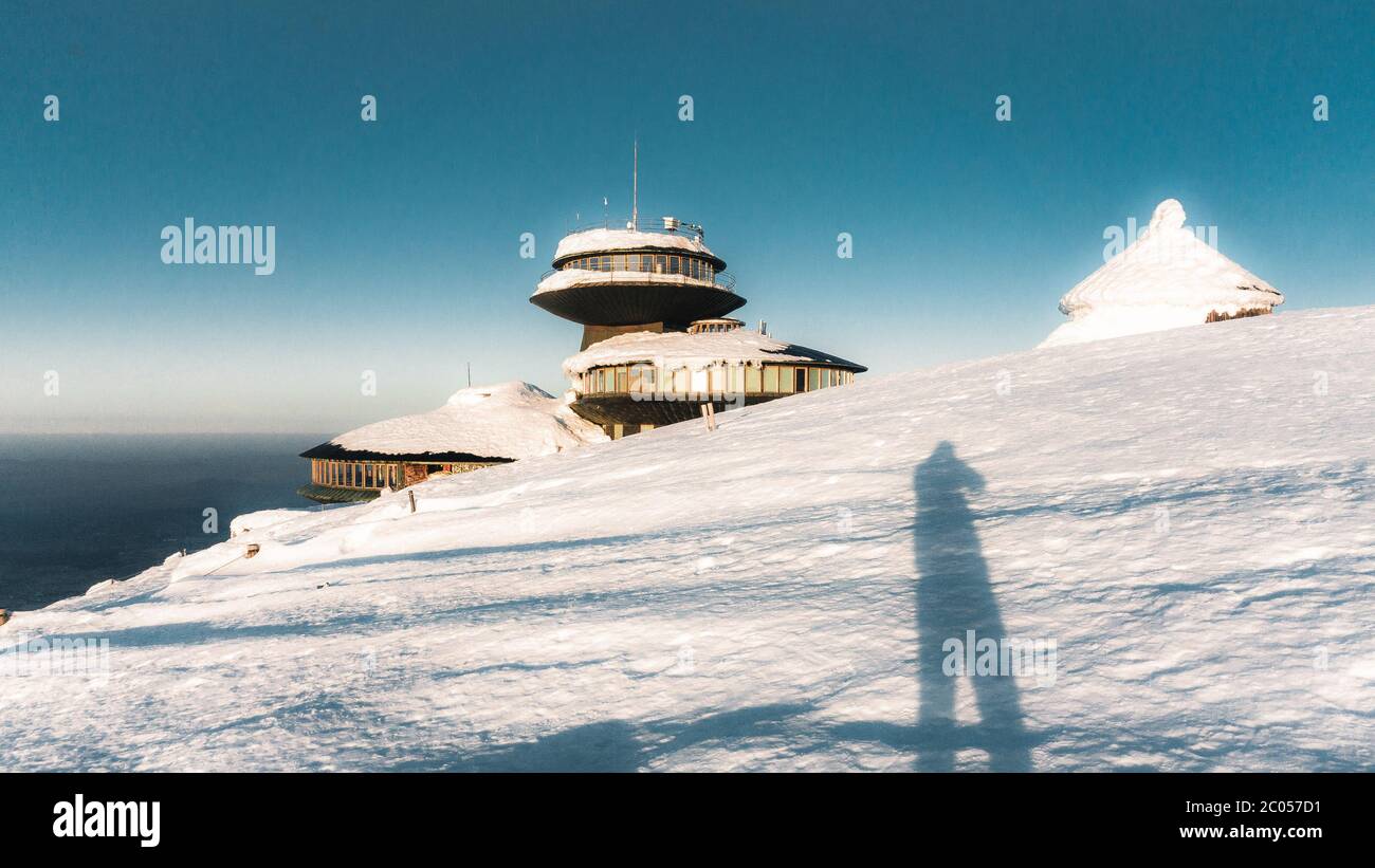 Chalet polacco sulla vetta di Snezka. Campagna invernale innevata, Monte Snezka - Ruzova Hora, Krkonose (montagne giganti), repubblica Ceca Foto Stock