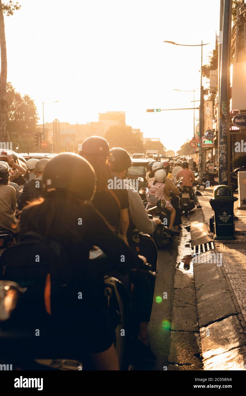 Ho Chi Minh City, Vietnam - 11 Giugno 2020: Ingorgo di traffico durante il tramonto nella città di ho Chi Minh (Saigon), Vietnam Foto Stock