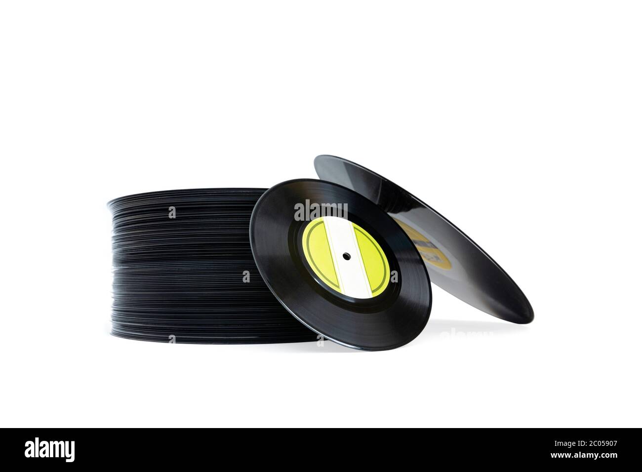 Molti dischi in vinile in formato LP impilati in una torre su sfondo bianco. Isolato. Spazio per il testo. Riproduci il concetto musicale. Foto Stock