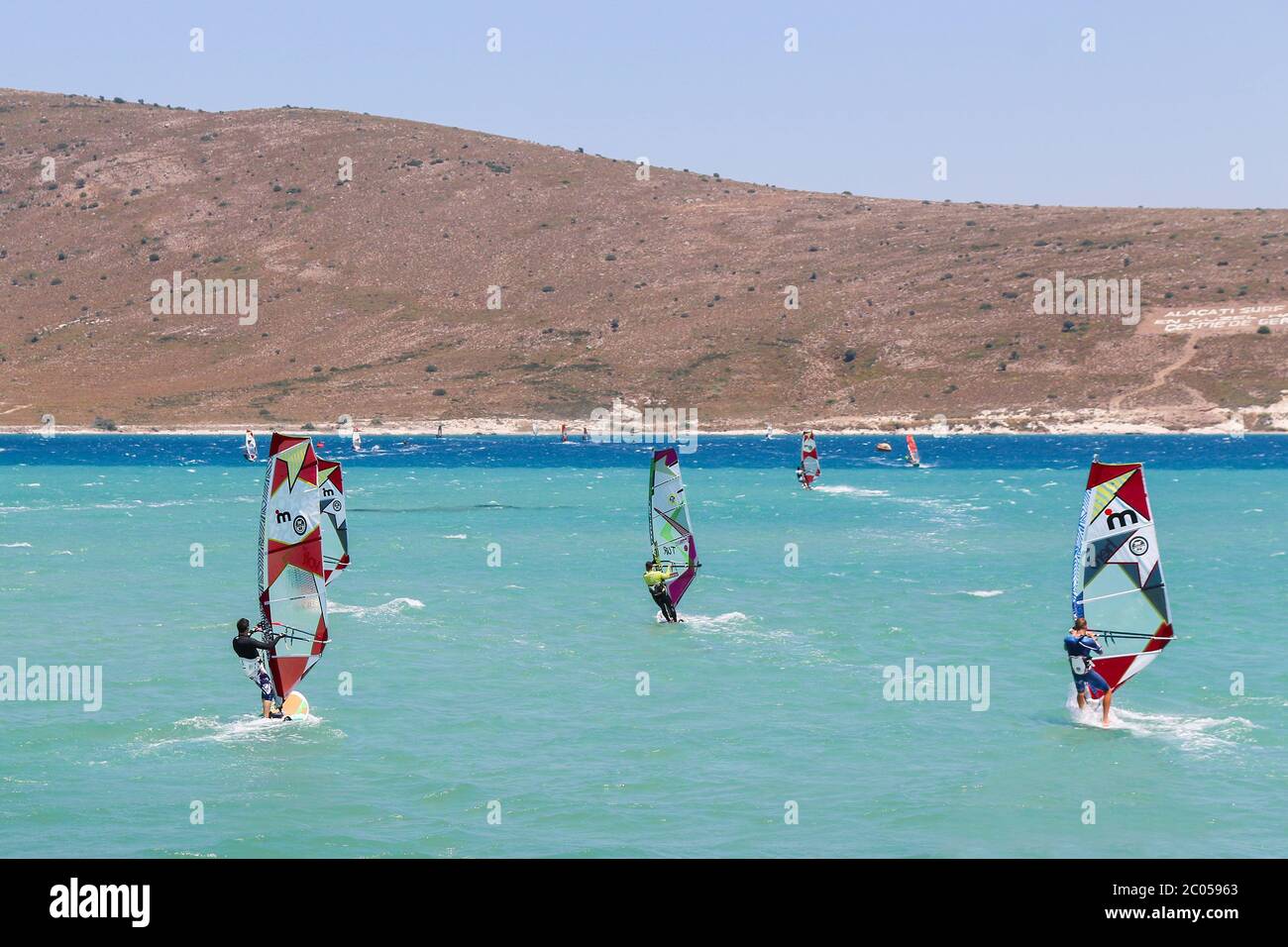 Corsi di windsurf per principianti e di livello intermedio e preparazione di livello esperto per il PWA World Tour Windsurf Competition ad Alacati. Foto Stock