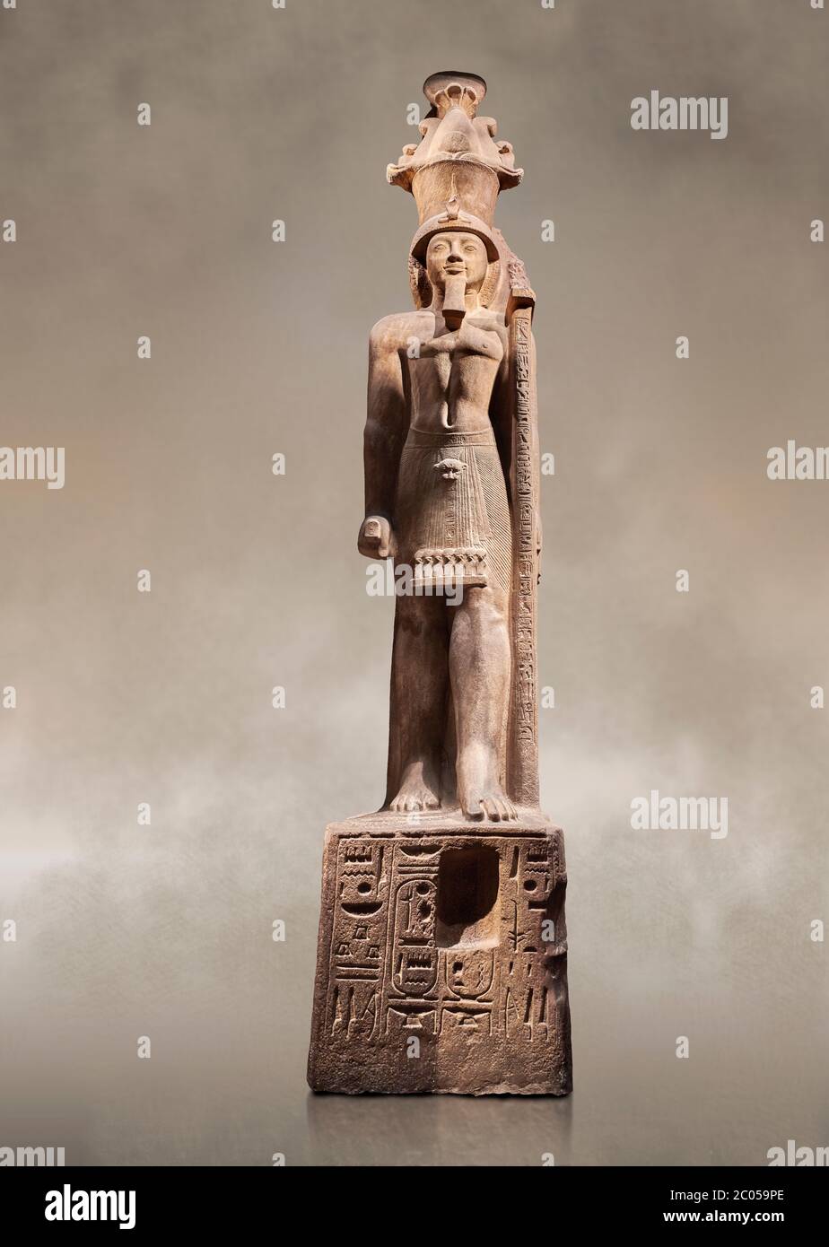 Colossale antica statua egiziana di Sothy II, arenaria, nuovo Regno, XIX dinastia, (1202-1198 a.C.), Tempio di Karnak di Amon. Museo Egizio, Torino. GRE Foto Stock