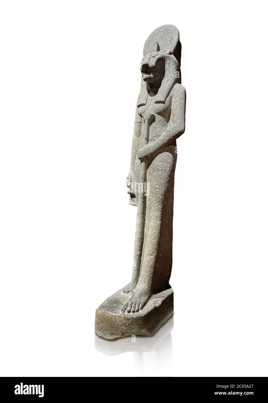 Antica statua egiziana della dea Sekhmet, grandodiorita, nuovo Regno, XVIII e 20esima dinastia (1390-1150 a.C.), Tebe. Museo Egizio, Torino. Sfondo bianco Foto Stock