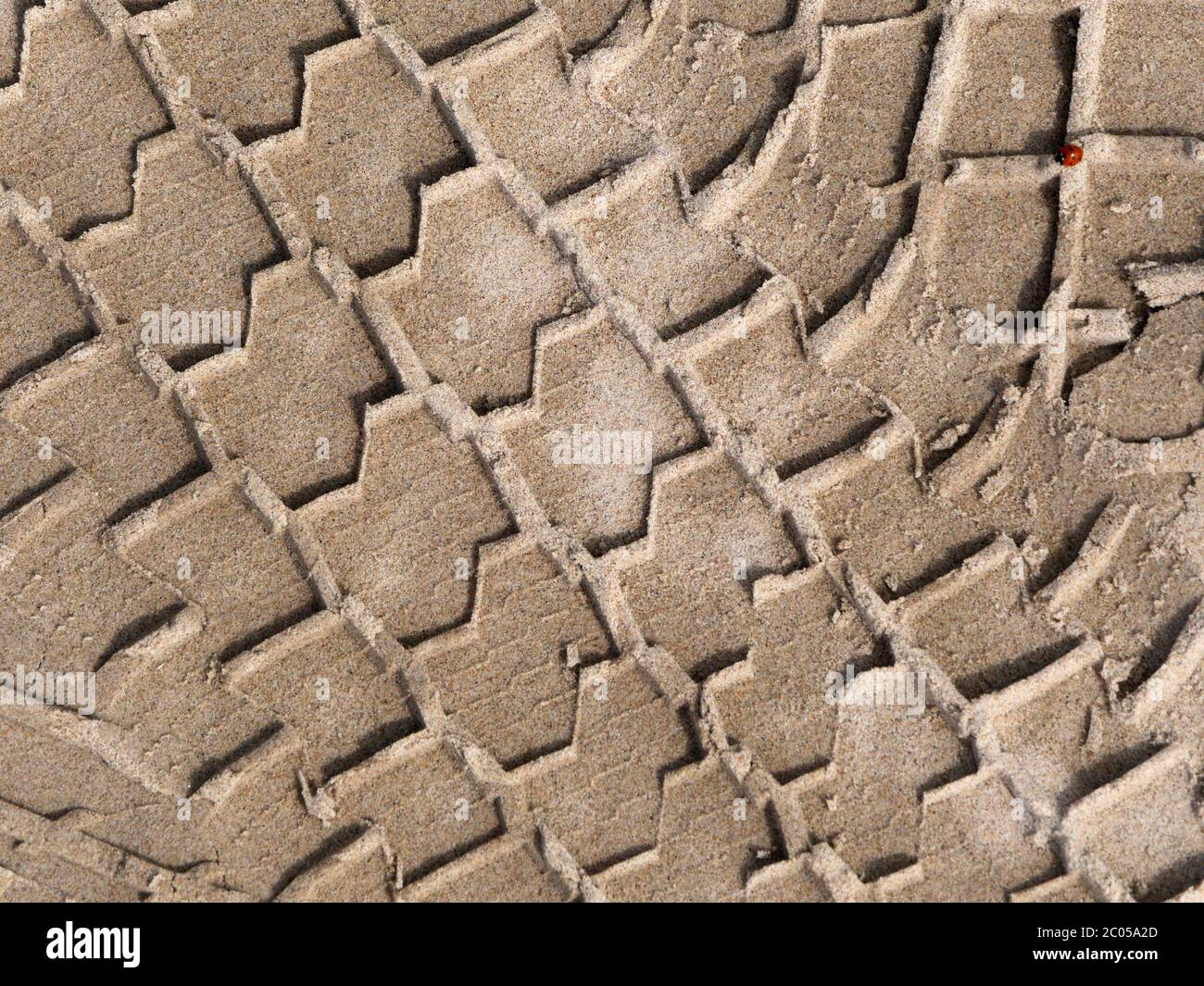 Segni degli pneumatici nella sabbia Foto Stock
