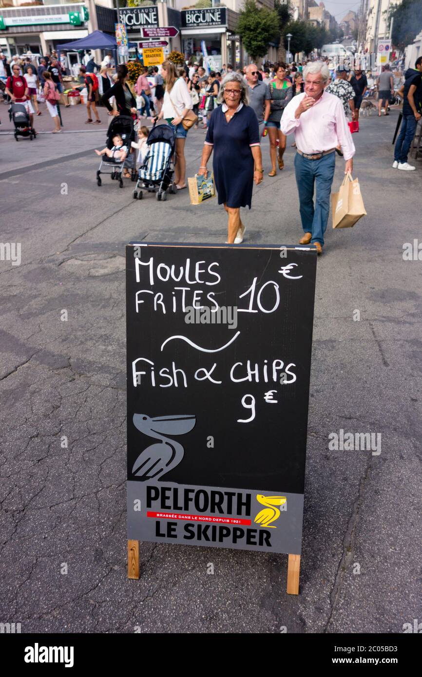 Cozze e patatine e fish and chips segno al mercato delle pulci Domenica, Dinard, Bretagna, Francia Foto Stock