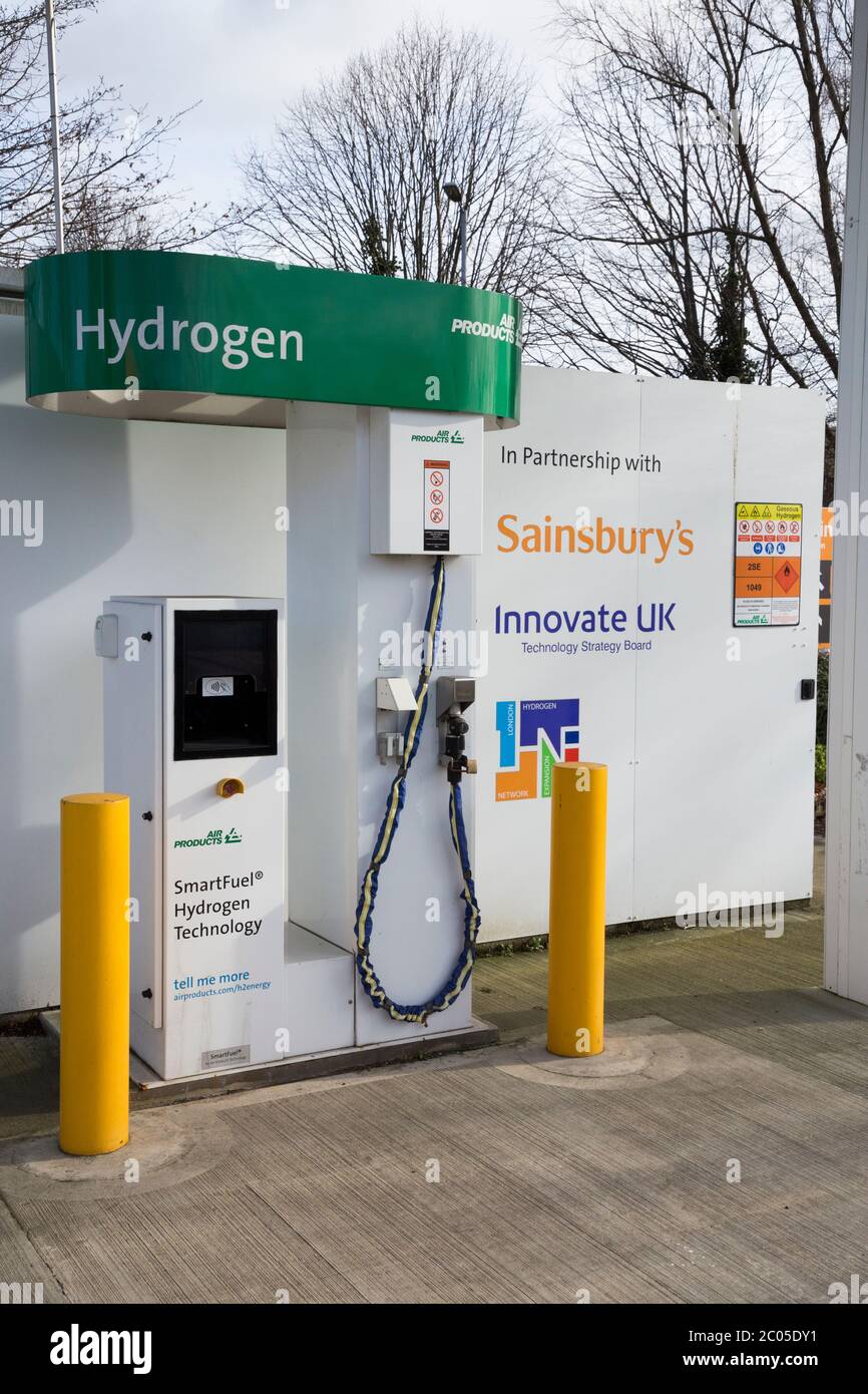 Stazione di rifornimento di idrogeno (marchio SmartFuel) presso un supermercato Sainsburys ad Hendon, Londra, Regno Unito. Le auto e gli altri veicoli possono riempire con gas fornito da Air Products (117) Foto Stock