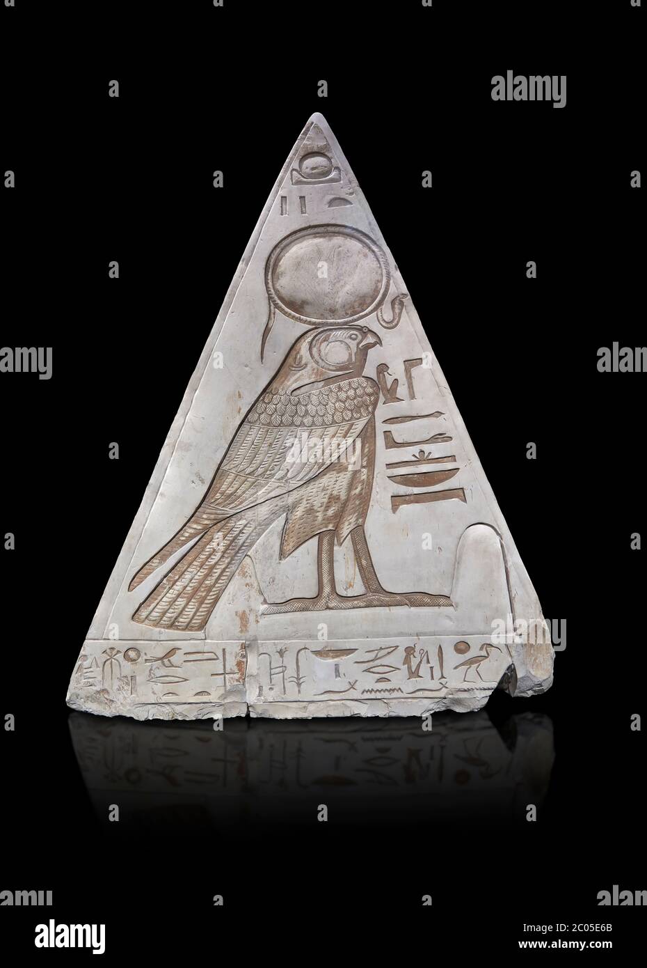 Parete sud dell'antica piramide egiziana di Ramose con raffigurazioni di Horus, calcare, nuovo Regno, 19 ° Dtnasty (1292-1190 a.C.), Dier el-Medina. Egitto Foto Stock