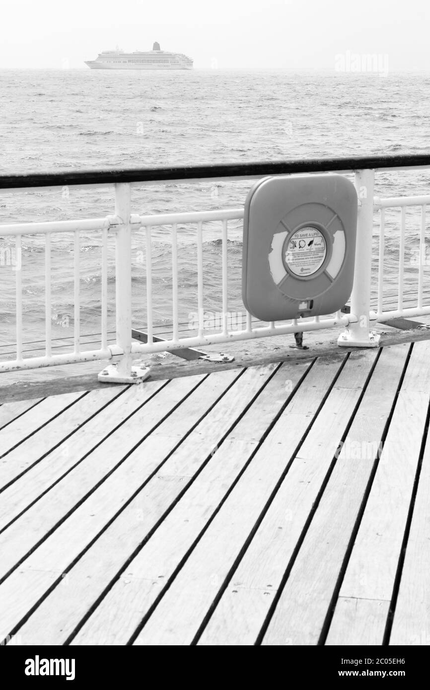 P&o Cruises nave da crociera Aurora ancorata a Poole Bay, Bournemouth, Dorset UK nel mese di giugno durante il Coronavirus Covid 19 pandemic lockdown - bianco e nero Foto Stock