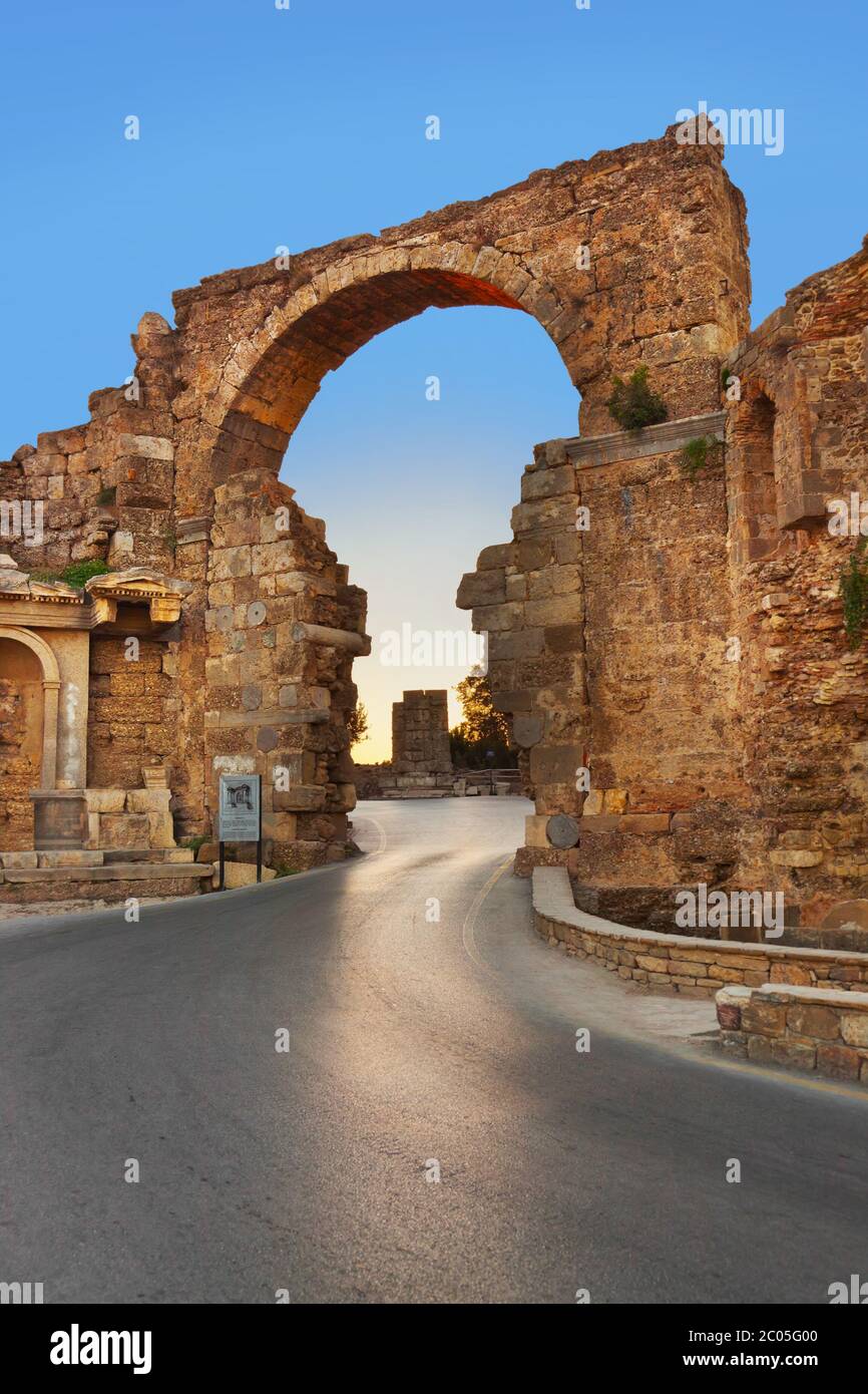 Su strada e le rovine di Side, la Turchia al tramonto Foto Stock