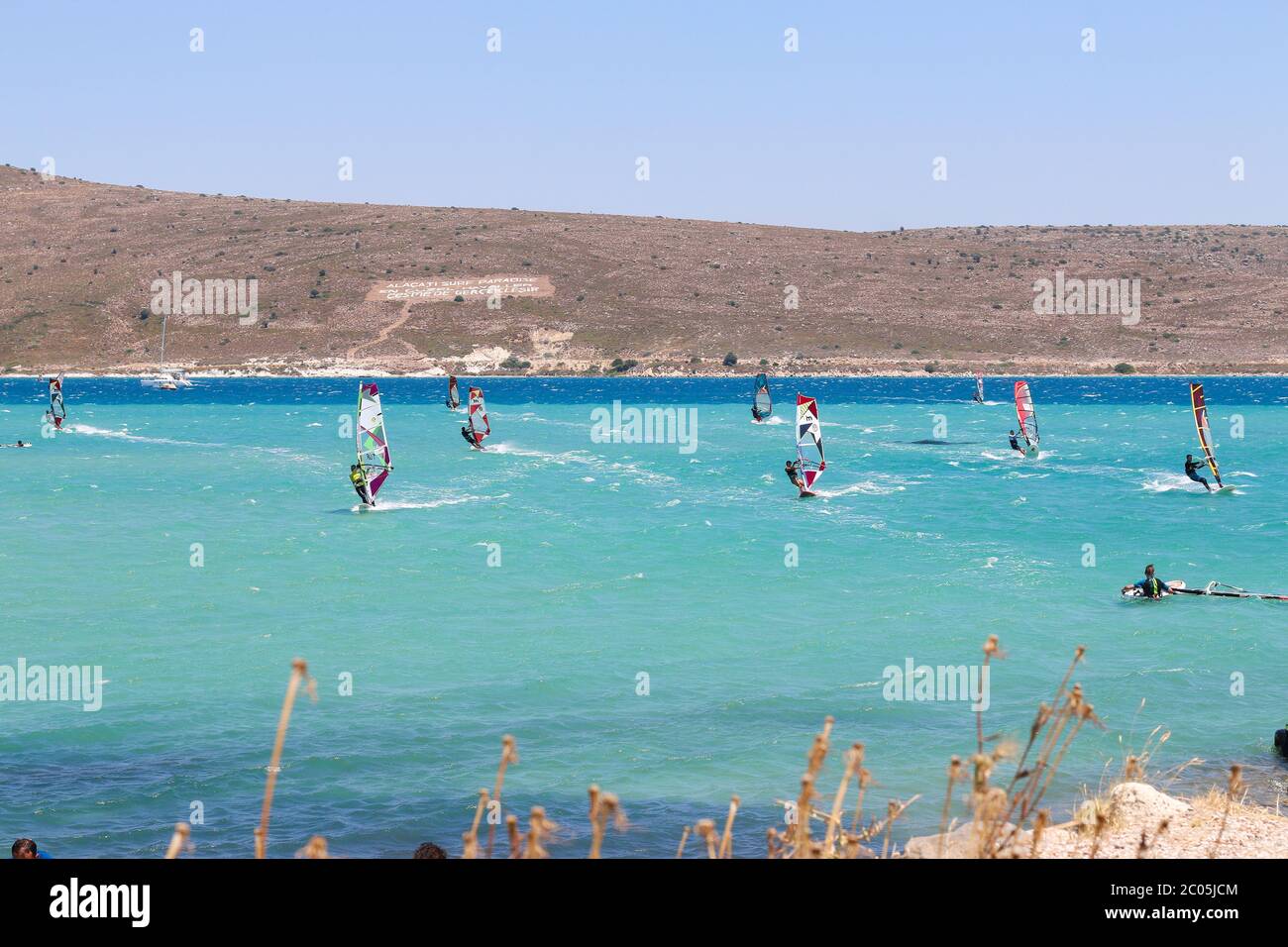 Corsi di windsurf per principianti e di livello intermedio e preparazione di livello esperto per il PWA World Tour Windsurf Competition ad Alacati. Foto Stock