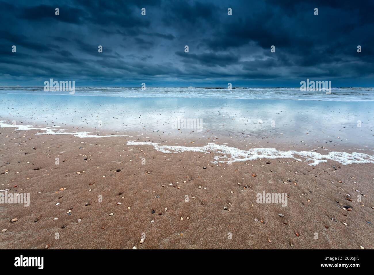 Spiaggia di sabbia alla tempesta sul mare del Nord Foto Stock