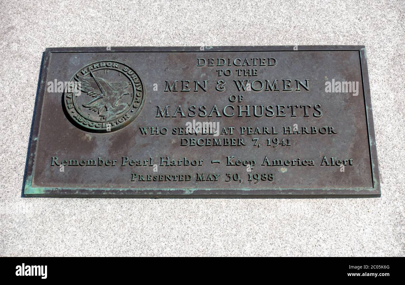 Lapide commemorativa dedicata agli uomini e alle donne del Massachusetts che hanno servito a Pearl Harbor il 7 dicembre 1941. Ricorda l'avviso di Pearl Harbor Keep America Foto Stock