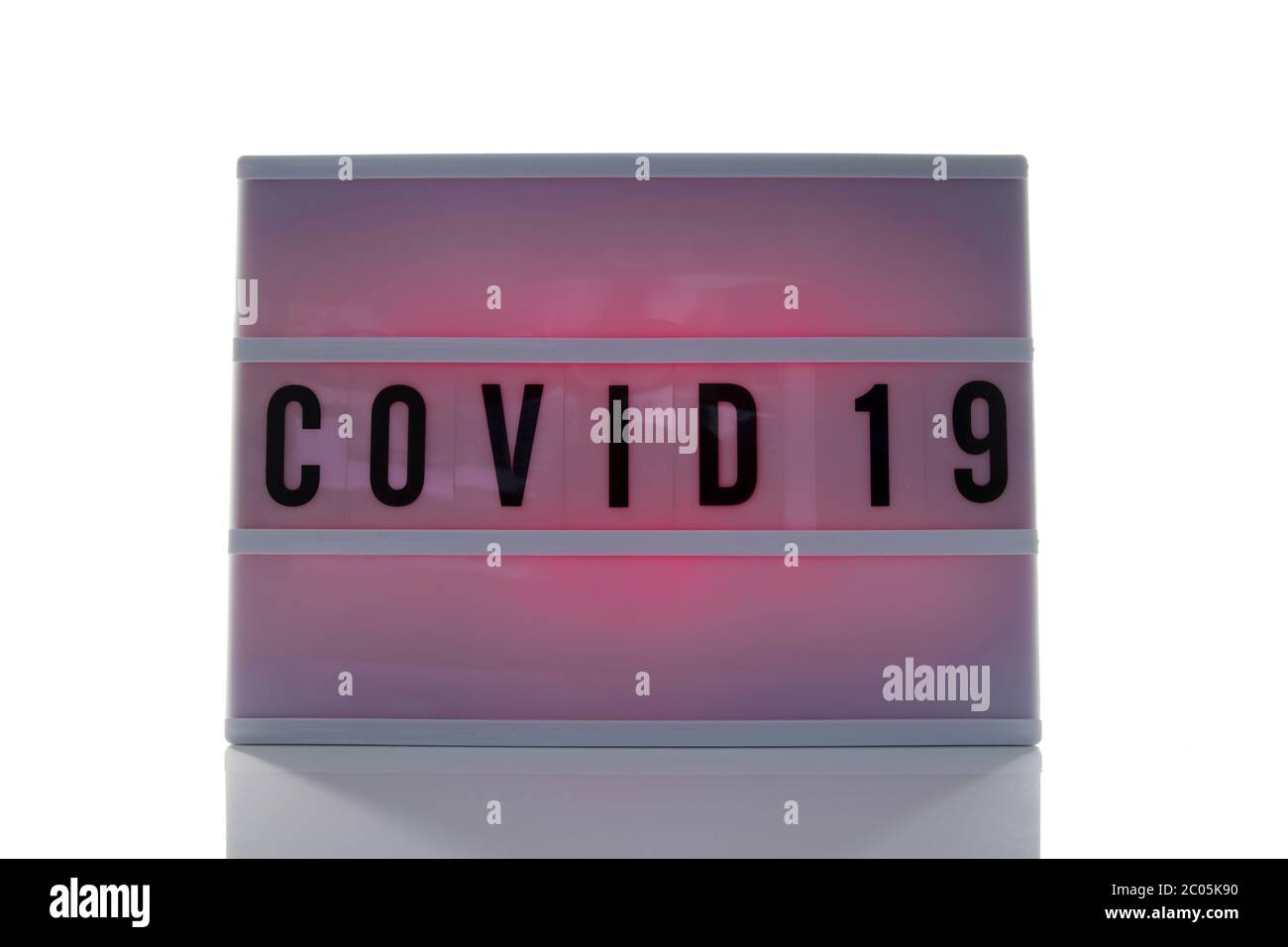 covid 19 su display di testo con wisolated su sfondo bianco Foto Stock