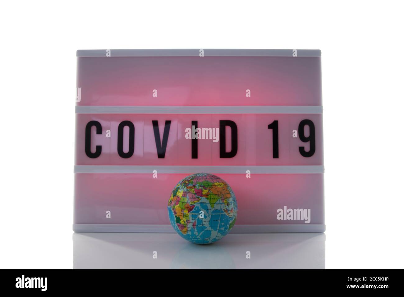 covid 19 su display di testo con wisolated su sfondo bianco Foto Stock